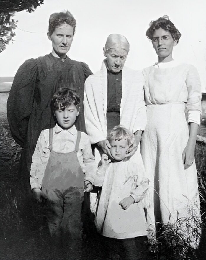 Catherine Belinda Martin Williams with Webster sisters and grandchildren, ca. 1910s